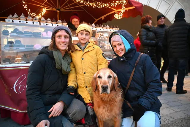 Titelfoto Melk: In Pöggstall fand der traditionelle Adventmarkt im Schloss statt. Beim winterlichen Adventbummel: Maria, Elina und Iris mit Wilson. | Foto: Siebenhandl