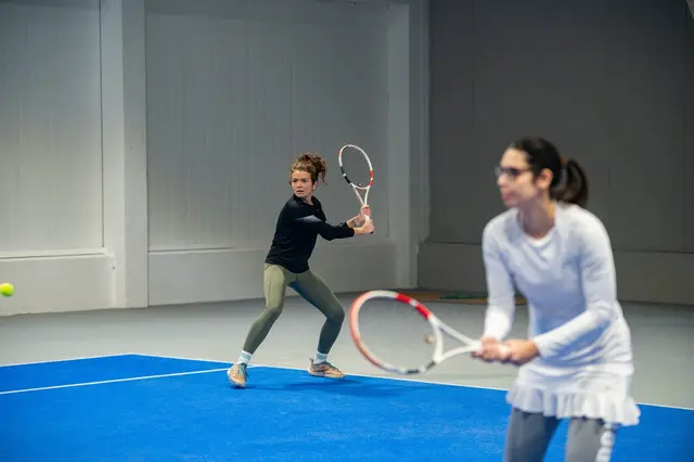 Anja Roskaric (TC Berndorf) und Leonie Kotzaurek (SG Mürzhofen-Allerheiligen) sicherten sich den Turniersieg im Damen-Doppel. | Foto: Mürztal Series Wintertour