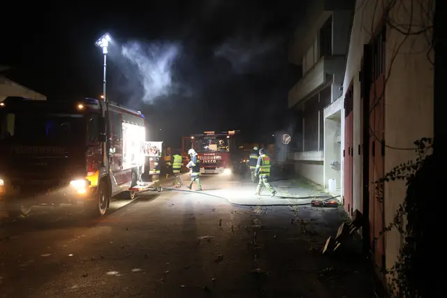 Die Teams trainieren einen Brand in einem Bürogebäude mit angrenzender Werkstatt, inklusive Personensuche. | Foto: Michael Babits