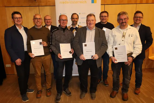 Gleich sieben „Silbernen“ gratulierte LAbg. Franz Linsbauer (li.) und Bgm. Stefan Mader (re.) zur verdienten Ehrung. | Foto: VP Weitersfeld