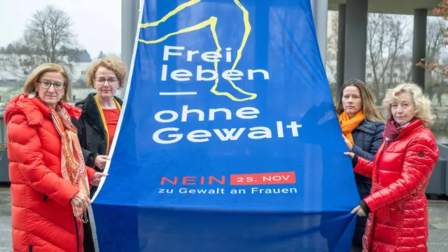Landeshauptfrau Johanna Mikl-Leitner (li. vorne), Landesrätin Christiane Teschl-Hofmeister (li. hinten), Landesrätin Eva Prischl (re. vorne) und Elisabeth Cinatl, Vorsitzende des Netzwerks österreichischer Frauen- und Mädchenberatungsstellen (re. hinten), hissen die Fahne von Terre de Femmes. | Foto: NLK Khittl