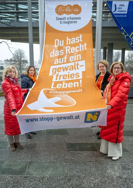 Landeshauptfrau Johanna Mikl-Leitner (re. vorne), Landesrätin Christiane Teschl-Hofmeister (re. hinten), Landesrätin Eva Prischl (li. vorne) und Elisabeth Cinatl, Vorsitzende des Netzwerks österreichischer Frauen- und Mädchenberatungsstellen (li. hinten), hissen die niederösterreichische Botschaftsfahne „Du hast das Recht auf ein gewaltfreies Leben“. | Foto: NLK Khittl