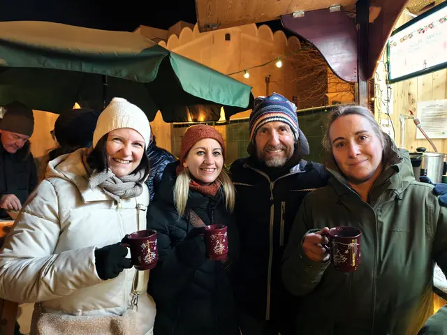 Titelfoto Tulln: Ein Punsch zum Wärmen und viele Weihnachtslieder brachten Andrea Pramendorfer-Schatz, Katrin Köllner, Jürgen Vollmann und Nina Nelson in Adventstimmung. | Foto: Christian Nowotny