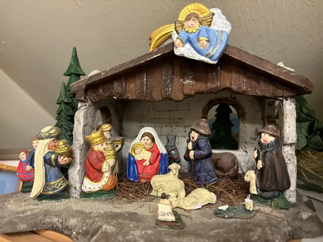 Die Designs sind oft individuell, aber eines muss immer gleich sein: Ochs und Esel stehen hinten in der Mitte und schauen sich an, Maria steht links - Josef rechts, in der Mitte davor das Jesuskind,und vor dem Jesuskind ein Schaf … alle anderen Figuren dürfen variabel aufgestellt werden.  | Foto: MeinBezirk/Barbara Babonitsch-Diewald