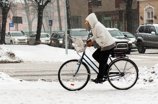 Viele steigen auch im Winter auf ihren Drahtesel – das bringt jedoch einige Gefahren mit sich. (Symbolfoto) | Foto: Panthermedia/Katkov