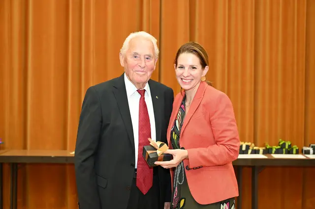 Josef Koller mit Bürgermeisterin Carmen Jeitler-Cincelli, die ihm zum 95. Geburtstag gratulierte. | Foto: 2025psb/sap