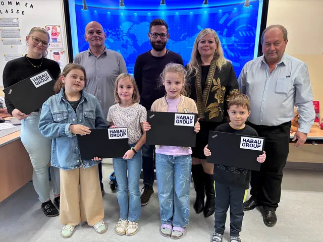 Johanna., Emma, Sarah und Robin mit Klassenlehrerin Liemberger, Amtsleiter Smeritschnig, Bauleiter Schuster, Schulleiterin Hartl und Gruppenleiter Peraus. | Foto: VS Altenburg