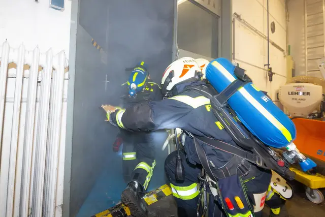 Atemschutztrupps in Aktion. | Foto: FF Wiener Neudorf / M. Seyfert