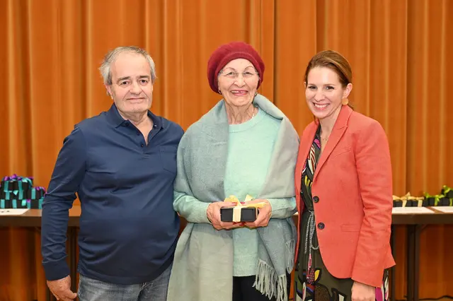 Jubilarsehrung Alexandru und Mioara Coman zur Goldenen Hochzeit mit Bürgermeisterin Carmen Jeitler-Cincelli. | Foto: 2025psb/sap