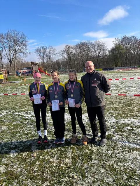 Laura Pirchegger, Katharina Lang und Kim Russ freuten sich über den dritten Platz. | Foto: KSV-LA