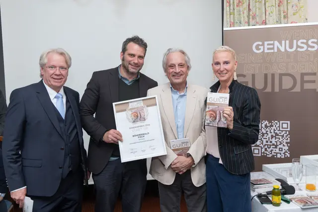 Von links: Willy Lehmann (Herausgeber Genuss Guide und Moderator), David Ortner und Ulrich Kalausch (Böhmerwald Fisch), Andrea Knura (Autorin und Herausgeberin Genuss Guide). | Foto: Tanzer