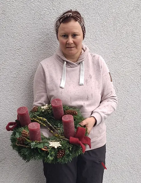 Zurück zur Natur - Erdfarbene Deko und ein Kranz ohne viel Schnickschnack ist heuer angesagt. | Foto: Manuela Auinger