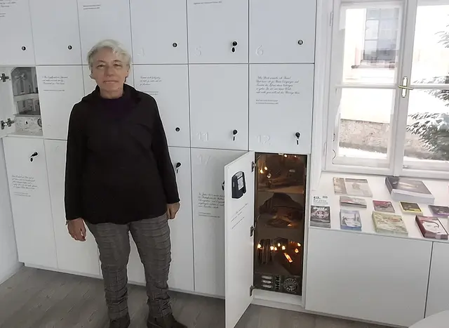 Iris Moosleitner vor einem Schrank mit ihren Miniatur-Kostbarkeiten. | Foto: Josef Wind