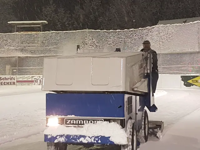 Richard Czelecz auf seinem Arbeitsgerät – im Einsatz für eine glatte Oberfläche auf der Kunsteisanlage Langenwang.  | Foto: Hoppl