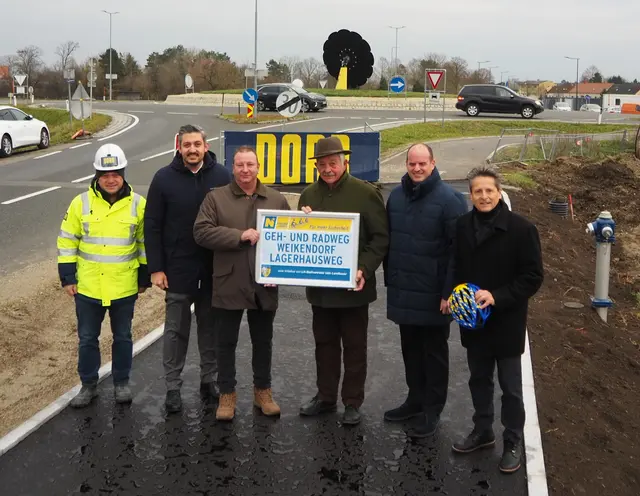 Osman Keskin (Fa. Porr), GR Wolfgang Zimmermann, GR Karl-Heinz Zuber, Bgm. Johann Zimmermann, LAbg. Rene Zonschits, Michael Platzer (NÖ Straßendienst). 
 | Foto: NÖ Landesregierung