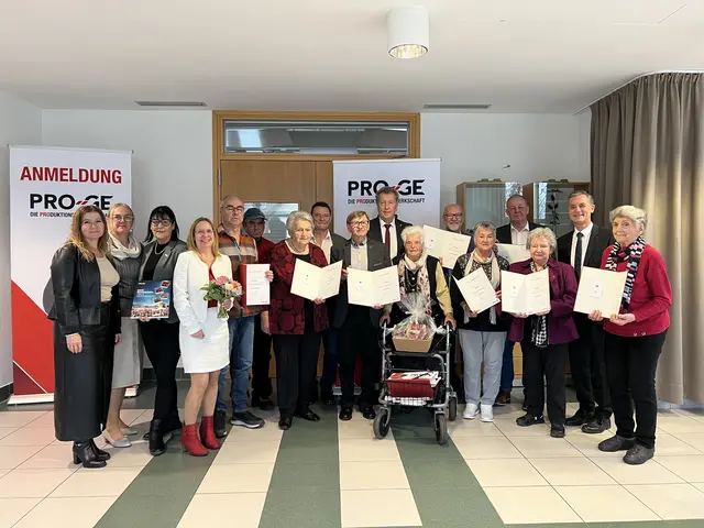 Die diesjährigen Jubilarinnen und Jubilare samt Gratulanten. | Foto: Wolfgang Dolesch