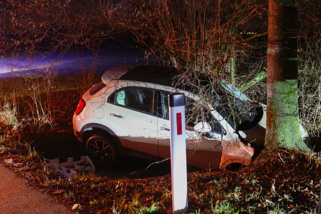 Eine Autolenkerin verliert in Wels-Oberthan die Kontrolle über ihren weißen Fiat und kracht mit diesem ins Bachbett des Grünbachs. | Foto: laumat.at
