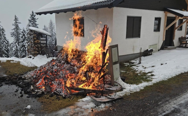 Die Brandursache sei derzeit noch unbekannt.  | Foto: FF-Arriach