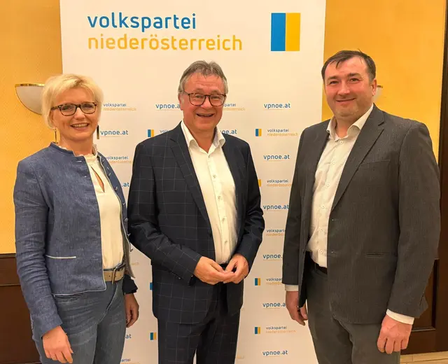 Bürgermeister Martin Falk mit seinen neuen Stellvertretern Gemeinderätin Elke Hofbauer (NÖAAB) und Markus Steininger (Bauernbund). | Foto: Herbert Gschweidl