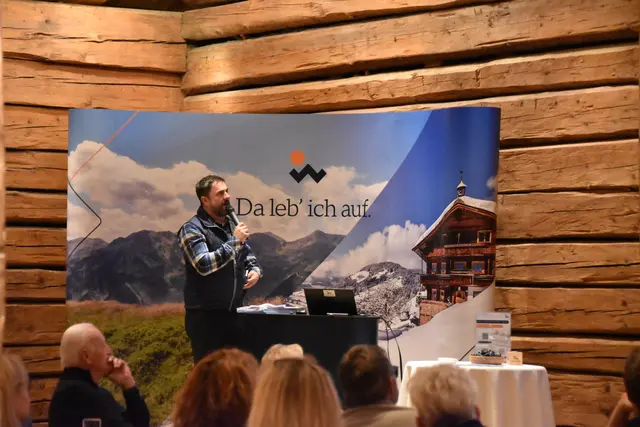 Obmann Christoph Brugger präsentierte zu Beginn noch einmal die Prioritäten des TVB Wildschönau.  | Foto: Barbara Fluckinger