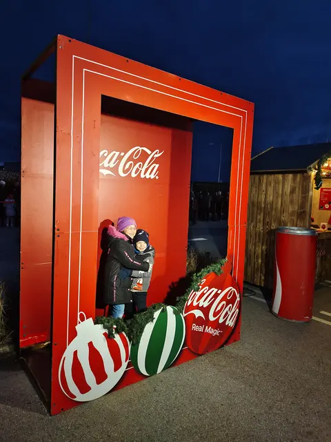 Wer Lust hatte, konnte im Riesen-Bilderrahmen ein Foto machen lassen.  | Foto: Eva Lacher-Dörfler