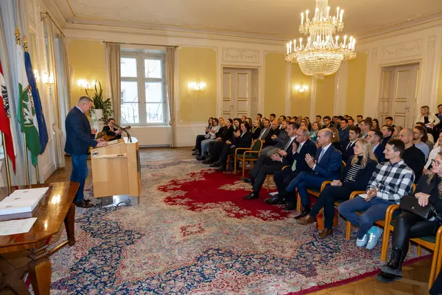 Engagierte Schulen wurden im Weißen Saal der Grazer Burg ausgezeichnet - darunter auch die MS Trofaiach. | Foto: and Steiermark/Robert Frankl