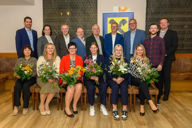 Stehend (von links): Markus Piringer, Anna Gstöttenbauer, Martin Wagner, Robert Preinfalk, Harald Stöglehner, Nikolaus Puchner, Friedrich Maurer, Maximilian Neuhold und Zoltán Schmalzl. Sitzende (von links): Helga Zillhammer, Claudia Stöcklegger, Katharina Hofer-Manzenreiter, Karin Dumfart, Anna Haan und Karin Hones. | Foto: Christoph Neubauer