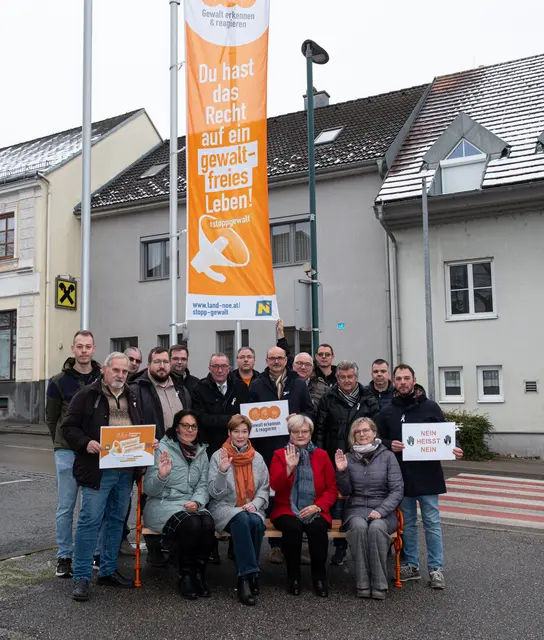 Gemeinderat von Pyhra setzt ein gemeinsames Zeichen gegen Gewalt an Frauen. | Foto: Marktgemeinde Pyhra