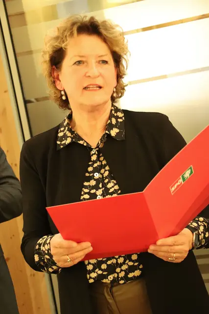 Bgm. Manfred Komericky dankte LR a.D. Ursula Lackner für ihre Arbeit in der Landesregierung. "Du hast viel für Kalsdorf getan", sprach der Ortschef ihren Einsatz um Kindergärten und Schulen in der Gemeinde an.  | Foto: Edith Ertl