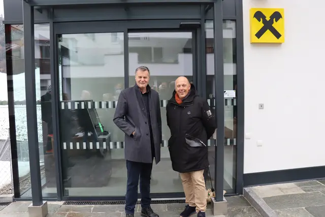 TIGEWOSI-Geschäftsführer. Franz Mariacher mit dem Vorstand der Raiffeisen Regionalbank Hall in Tirol Peter Grassl vor dem neuen Bankomaten in Ampass. | Foto: Kendlbacher