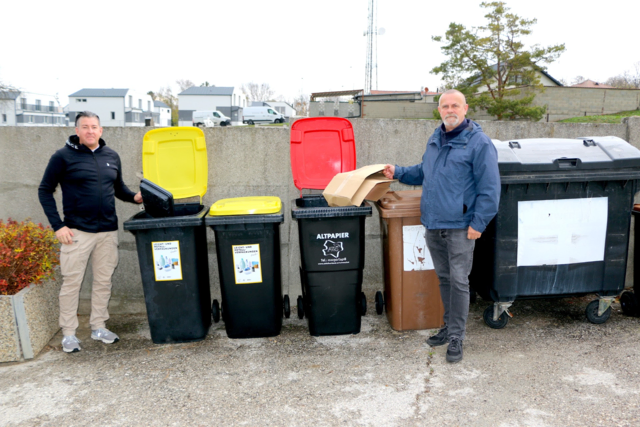 Infrastruktur-Stadtrat Oliver Hausner und Friedhofsverwaltungsleiter Michael Burger sorgten für eine bessere Mülltrennung auf Fischamender Friedhöfen
 | Foto: Stadtgemeinde Fischamend
