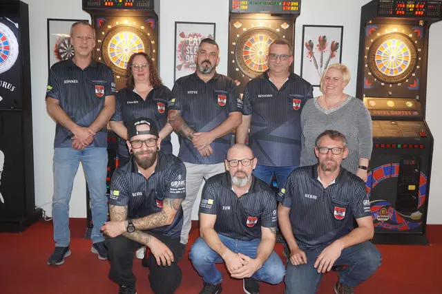 Ein Teil des Vereins "Dart Gurus" im neuen Vereinslokal. | Foto: Jennifer Flechl