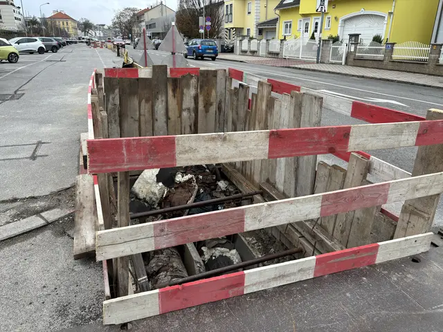 Nach wie vor sind die Spuren der Grabungen auf der Kaiserebersdorfer Straße zu sehen.  | Foto: Luca Arztmann/MeinBezirk