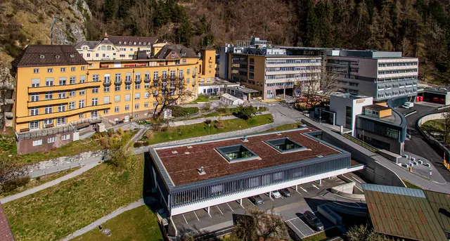 Der Bewohner wurde mit Verdacht auf Rauchgasvergiftung von der Rettung in das Krankenhaus Zams gebracht. | Foto: Krankenhaus St. Vinzenz Zams/ Provisuals 