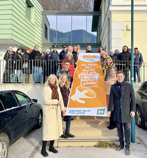 Start der Aktion „16 Tage gegen Gewalt“ vor dem Gemeindeamt Lilienfeld: Ein gemeinsames starkes Zeichen. | Foto: Aichberger