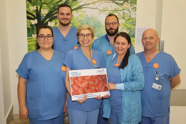 Das Team der Dialyseabteilung steht geschlossen hinter der Aktion Orange the World und zeigt Solidarität mit Betroffenen. (Ein Teil des Teams am Bild v.ln.r.DGKP Kader Kocer; DGKP Christopher Mali; Stationsleiterin DGKP Sladjana Dzajic; Dr. Maximilian Stundner; DGKP Ute Schlager; DGKP Karl Rottensteiner) | Foto: UKWN