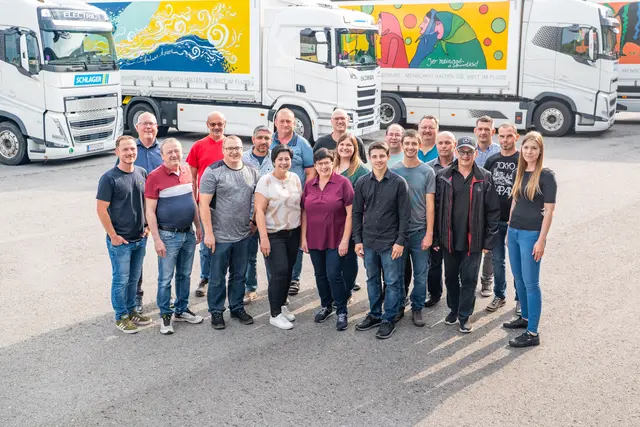 Geschäftsführung und Mitarbeiter der Firma Schlager vor einigen der Fahrzeuge. | Foto: Schlager Transport Logistik GmbH 