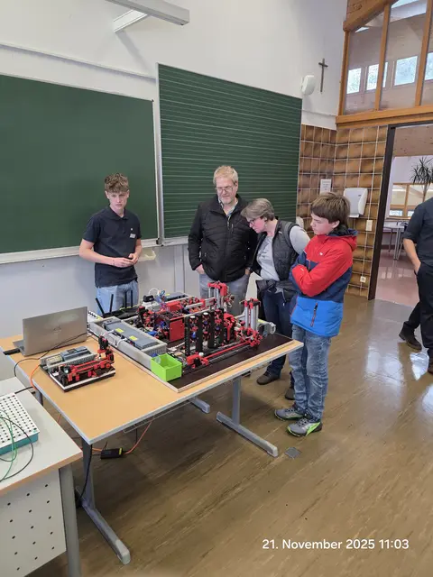 Und wie funktioniert das jetzt? Beim Tag der offenen Türe gab es viel zu erkunden. | Foto: HAK/HLW/HTL Reutte