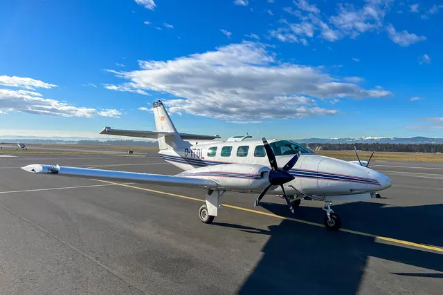 Dieses Flugzeug soll Wärmebildaufnehmen von Wels machen – durch die Temperaturunterschiede könne man so Schwachstellen im Fernwärmenetz besser erkennen. | Foto: eww