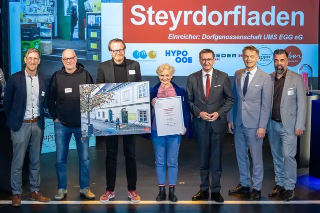 Florian Aigner (Gewerberechtlicher Geschäftsführer Peneder), Michael Atteneder, Christian Spindler und Ruth Pohlhammer (Dorfgenossenschaft UMS EGG), Wirtschafts- und Raumordnungs-Landesrat Markus Achleitner, Werner Pamminger (Geschäftsführer Business Upper Austria), Stefan Heinisch (Geschäftsführer Regionalmanagement OÖ) (v. li.). | Foto: Cityfoto/PELZL