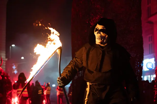 Zum Fürchten: Ein Skelett ist Feuer und Flamme.  | Foto: Stadtgemeinde Korneuburg