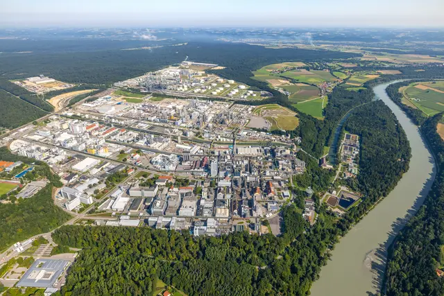 Die Wacker Chemie AG am Standort Burghausen beschäftigt etwa 750 Österreicher. | Foto: Wacker Chemie AG