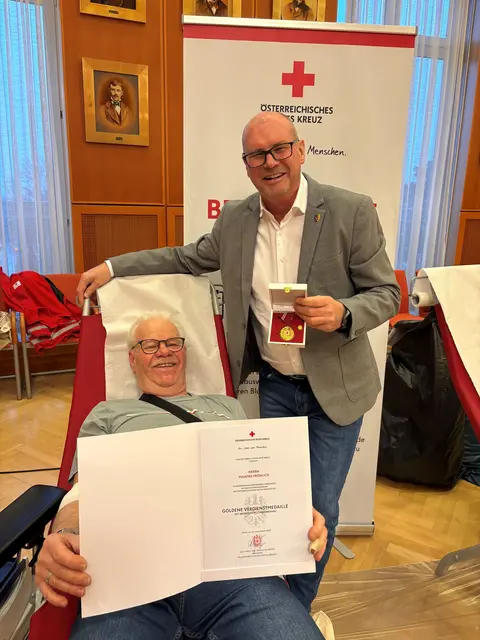 Manfred Fröhlich gemeinsam mit Vizebürgermeister Christian Habisohn und seiner Auszeichnung für 100x Blutspenden | Foto: Stadtgemeinde Schwechat
