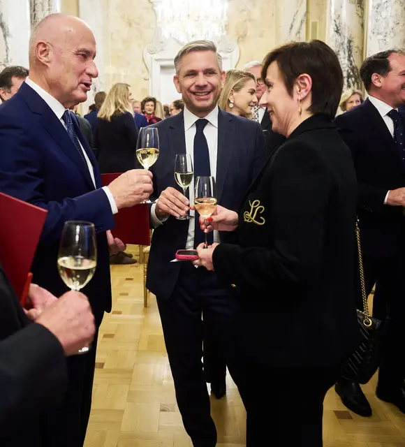 Valter Taranzano (l.) im Gespräch mit Katia Drusian und Wirtschaftsminister Wolfgang Hattmansdorfer  | Foto: BMWET/Holey