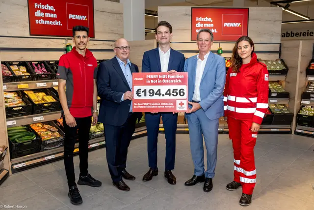 Ammar Mohammed (Filialleiter), Niko Karras (PENNY Geschäftsführer), Johannes Greller (PENNY Geschäftsführer), Michael Opriesnig (Generalsekretär des Österreichischen Roten Kreuzes), Sanitäterin Rotes Kreuz freuen sich über die großartige Spendensumme. | Foto: PENNY / Robert Harson