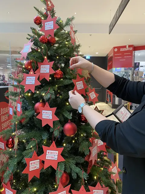 Stern vom Baum nehmen, Geschenk kaufen, einpacken lassen und dieses wieder abgeben! | Foto: CYTA