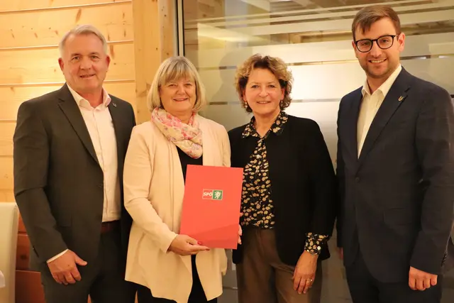 Ihre große Ehrung für 50 Jahre SP-Mitgliedschaft erhielt Bgm. a.D. Ursula Rauch bei der großen regionalen SPÖ-Ehrung. In Kalsdorf wurde die frühere Ortschefin mit Dank und Applaus gewürdigt.  | Foto: Edith Ertl
