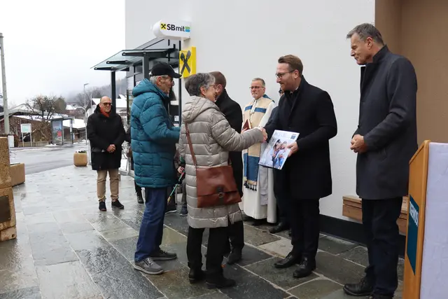 Die neuen Mieterinnen und Mieter nehmen freudig die Schlüssel für ihr neues Zuhause entgegen. | Foto: Kendlbacher