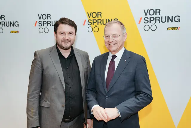 Landeshauptmann Thomas Stelzer gratuliert Johannes Großruck (l.) zur Wahl zum Bürgermeister in Aigen-Schlägl. | Foto: OÖVP