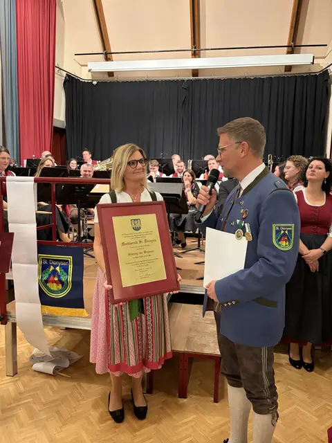 Auch Bürgermeisterin Susanne Kaltenegger stellte sich als Gratulatin ein. | Foto: Marktmusik St. Dionysen